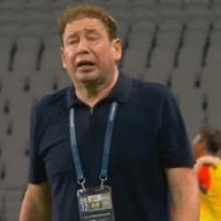 人麻了！申花后场送大礼被扳平，斯卢茨基面色赤红都快哭了！